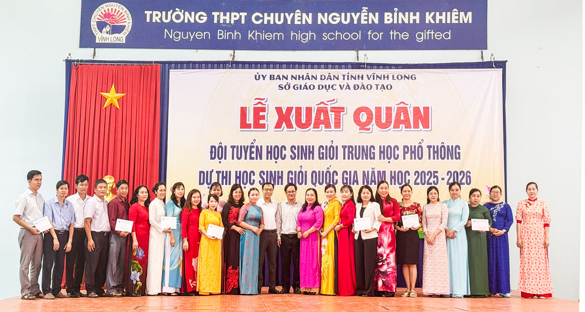 Sở GD-ĐT khen thưởng giáo viên bồi dưỡng đội tuyển học sinh giỏi quốc gia có học sinh đạt giải.
