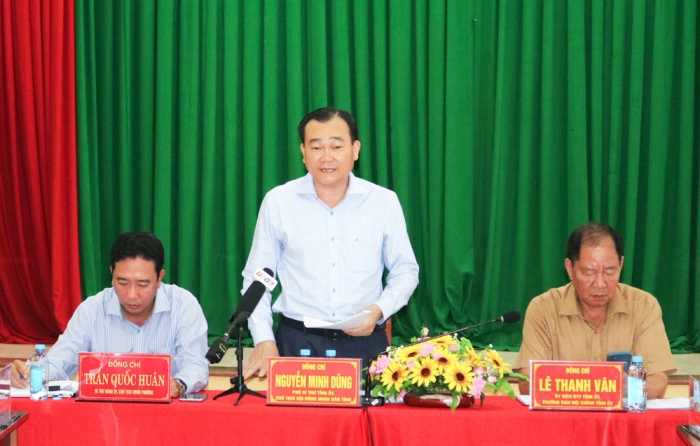 Phó Bí thư Tỉnh ủy- Nguyễn Minh Dũng kiểm tra công tác bầu cử tại xã Phú Phụng và phường Sơn Đông