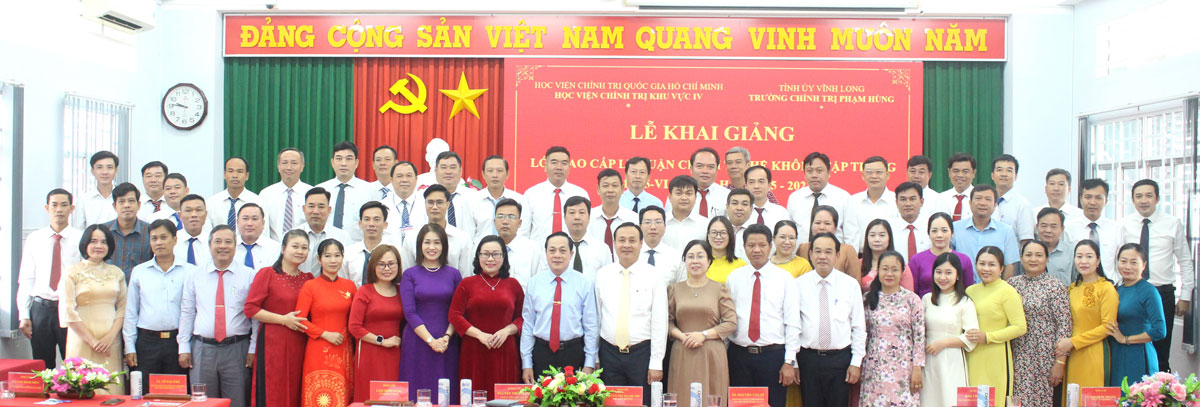 Lãnh đạo và học viên chụp ảnh lưu niệm.