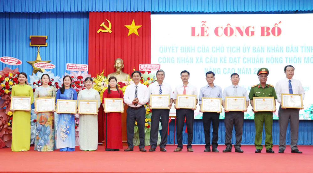 Đồng chí Trần Phong Ba- Bí thư Đảng ủy xã Cầu Kè khen thưởng các tập thể có thành tích tiêu biểu trong xây dựng xã Cầu Kè đạt chuẩn NTM nâng cao.