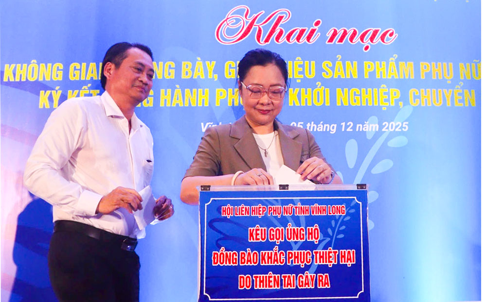  Lãnh đạo tỉnh quyên góp ủng hộ đồng bào bị ảnh hưởng bão lụt.