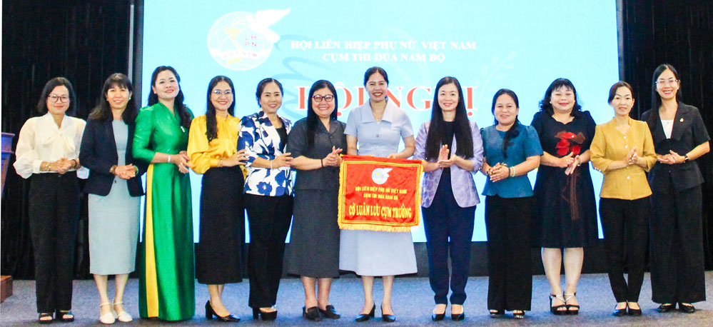 Hội LHPN tỉnh Cà Mau nhận cờ luân lưu Cụm trưởng năm 2026 từ Hội LHPN tỉnh An Giang.