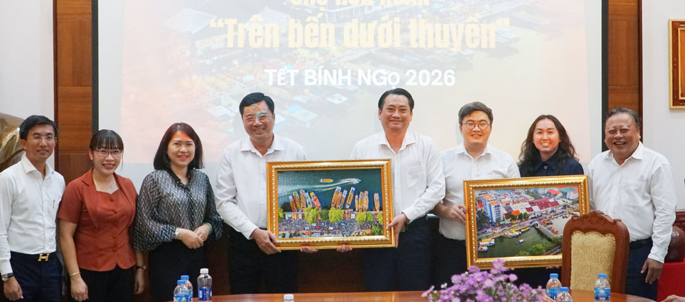  Lãnh đạo UBND phường Phú Định (TP Hồ Chí Minh) tặng quà cho lãnh đạo UBND tỉnh Vĩnh Long.