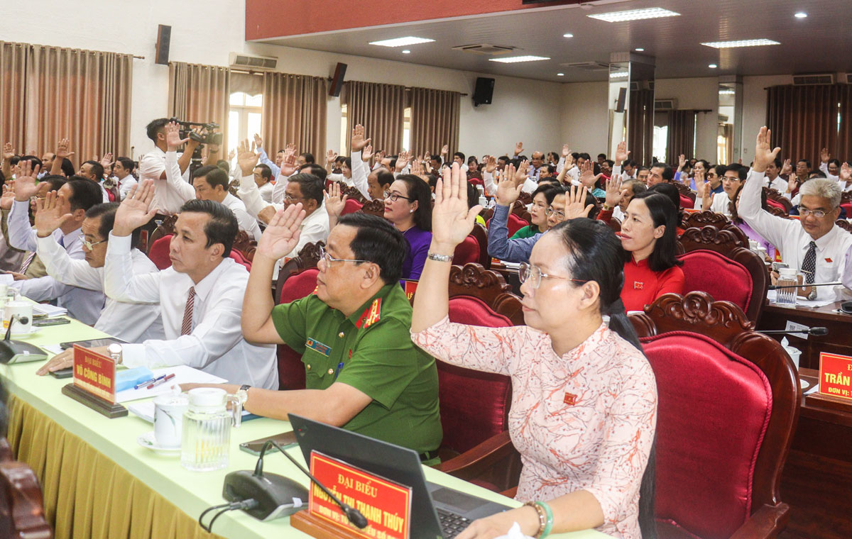 Đại biểu thông qua nội dung chương trình kỳ họp.