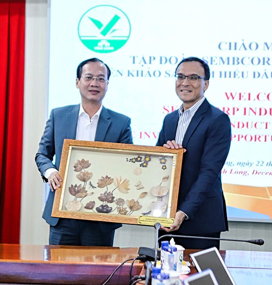 Lãnh đạo tỉnh và lãnh đạo Tập đoàn Sembcorp Industries Ltd trao tặng quà lưu niệm.