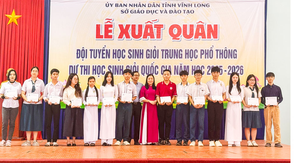  Sở GD-ĐT khen thưởng cho học sinh đạt giải học sinh giỏi quốc gia.