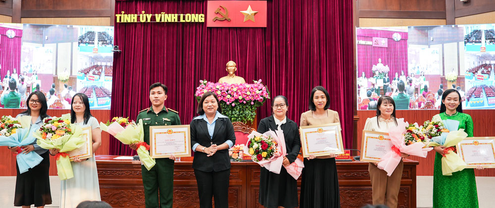 Phó Trưởng Ban Tổ chức Tỉnh ủy- Nguyễn Thị Ngọc Linh trao giải Khuyến khích cho các tác giả, nhóm tác giả.