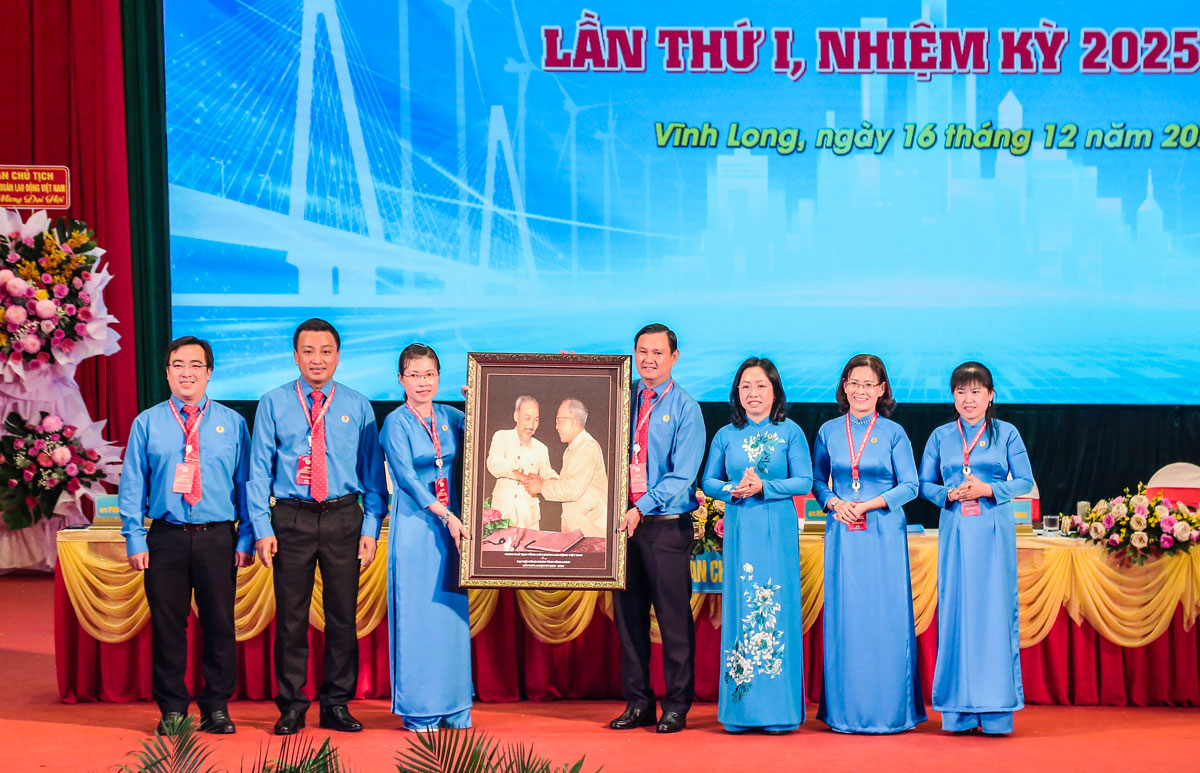 Đoàn Chủ tịch Tổng Liên đoàn Lao động Việt Nam tặng bức tranh cho Đại hội.