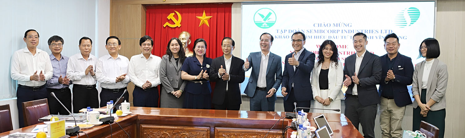 Đại biểu tham dự chụp ảnh lưu niệm.