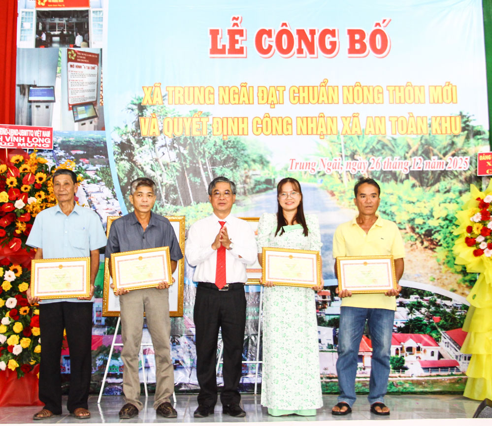 Phó Chủ tịch UBND tỉnh Châu Văn Hòa trao tặng bằng khen của UBND tỉnh cho các cá nhân có thành tích xuất sắc trong xây dựng NTM xã Trung Ngãi.