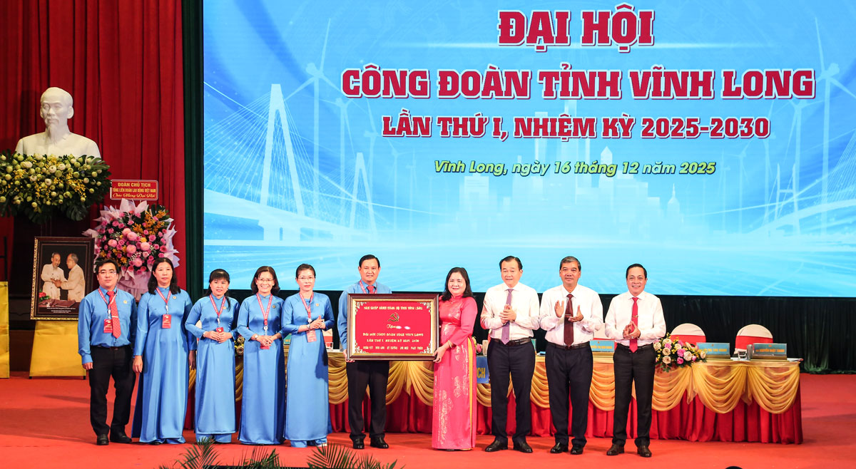 Ban Chấp hành Đảng bộ tỉnh tặng đại hội bức trướng với nội dung: “Đoàn kết - Dân chủ - Kỷ cương - Đổi mới - Phát triển”.