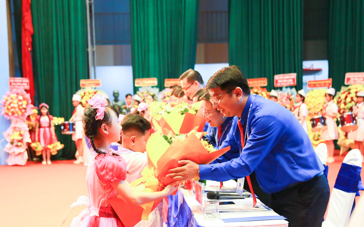 Thiếu nhi tặng hoa chúc mừng Đại hội.

