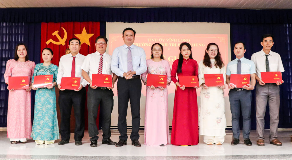 Trao bằng tốt nghiệp cho các học viên