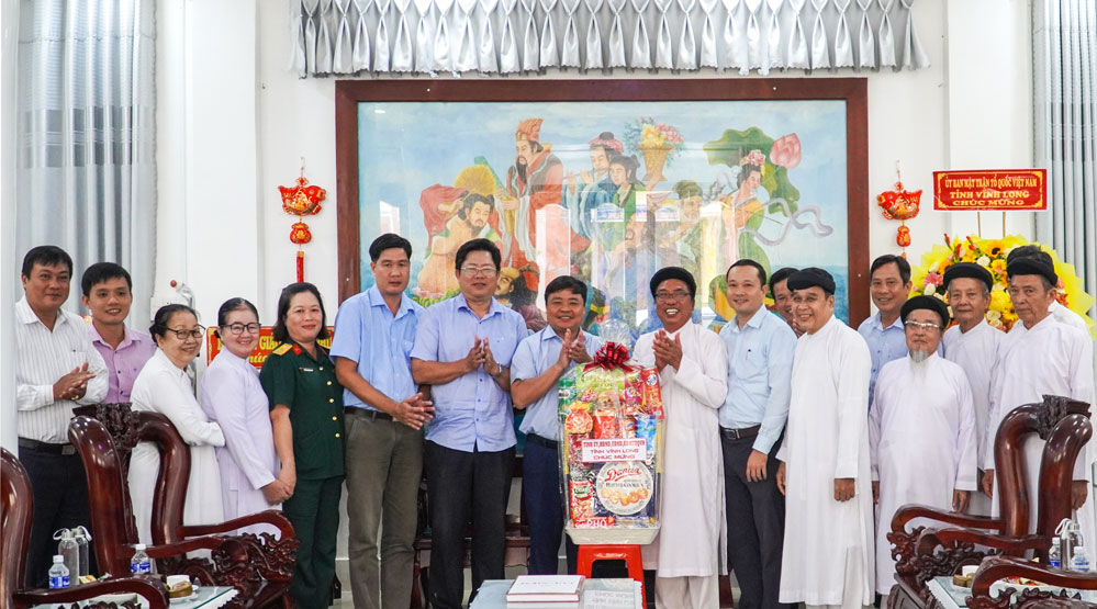 Phó Giám đốc Sở Dân tộc và Tôn giáo- Lê Đức Vịnh thăm và chúc mừng các chức sắc, chức việc tiêu biểu của Hội thánh Cao Đài Tiên Thiên.