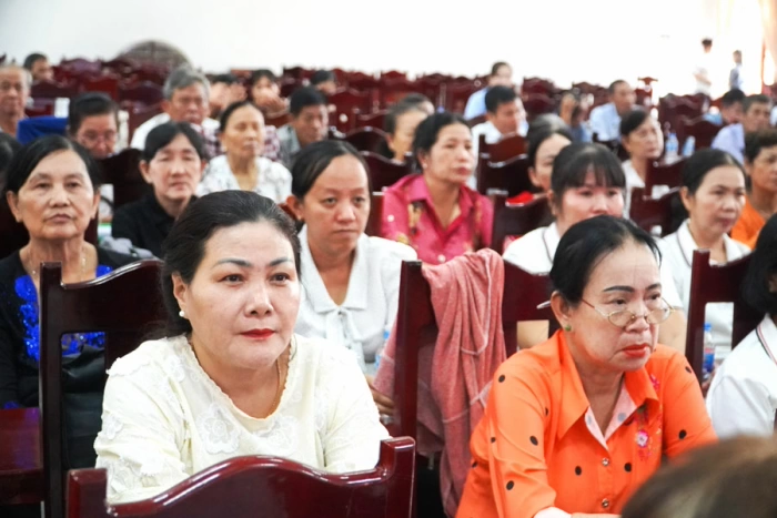 Cử tri xã Giồng Trôm kiến nghị đầu tư hoàn chỉnh các tuyến đường nông thôn