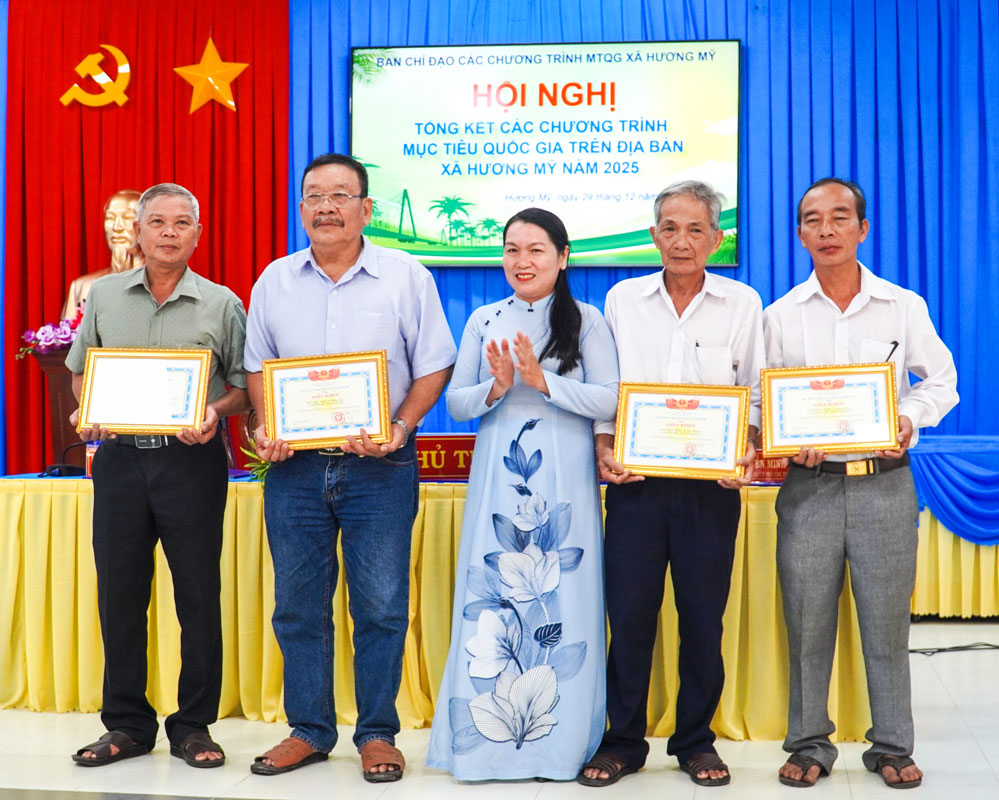  UBND xã Hương Mỹ khen thưởng cho các tập thể có thành tích xuất sắc trong thực hiện các CTMTQG năm 2025.