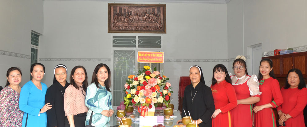  Phó Chủ tịch Ủy ban MTTQ Việt Nam tỉnh, Chủ tịch Hội LHPN tỉnh- Nguyễn Thị Kim Thoa chúc mừng lễ Giáng Sinh tại Hội Dòng Mến Thánh giá Cái Nhum. Ảnh: TRẦN QUỐC