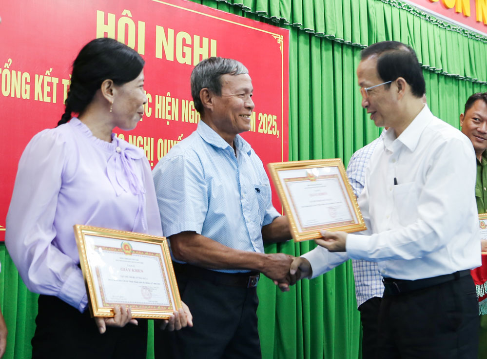 Phó Chủ tịch UBND tỉnh- Nguyễn Trúc Sơn tặng giấy khen tập thể hoàn thành xuất sắc nhiệm vụ năm 2025.

