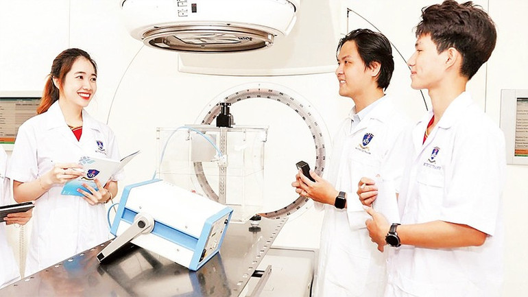 Sinh viên Trường đại học Nguyễn Tất Thành tham gia hoạt động nghiên cứu khoa học. (Ảnh: CTV)