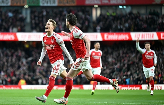 Arsenal hạ Brighton, trở lại ngôi đầu Ngoại hạng Anh