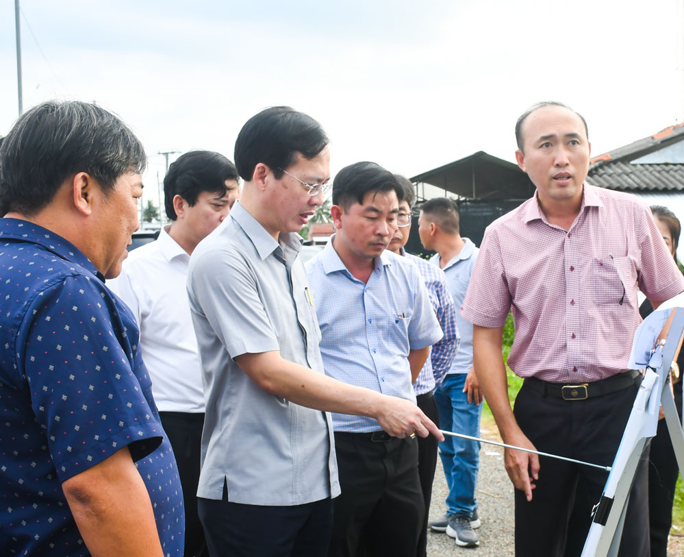 Chủ tịch UBND tỉnh Vĩnh Long cùng đoàn công tác tỉnh khảo sát tại kè Phú Sơn.
