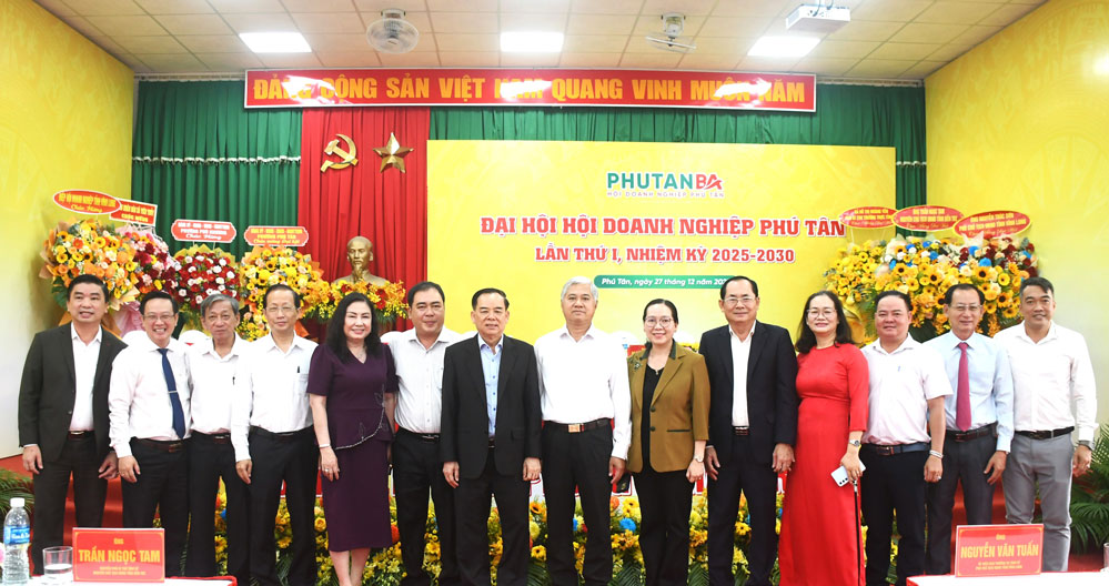 Đại biểu tham dự Đại hội chụp ảnh lưu niệm.