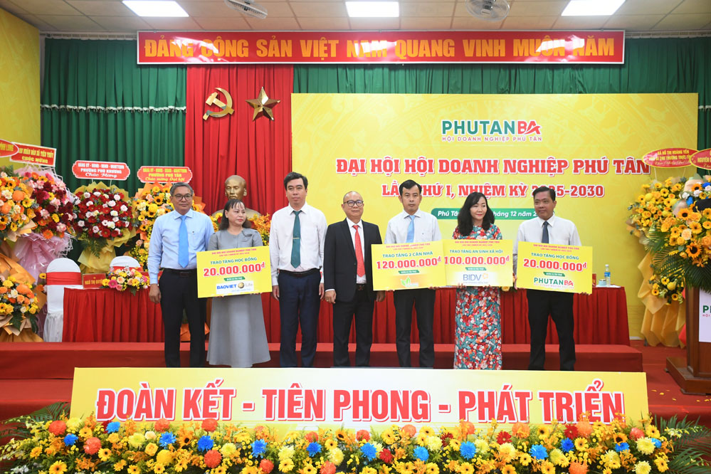 Hội Doanh nghiệp Phú Tân vận động các doanh nghiệp tài trợ cho hoạt động an sinh trên địa bàn phường Phú Tân.