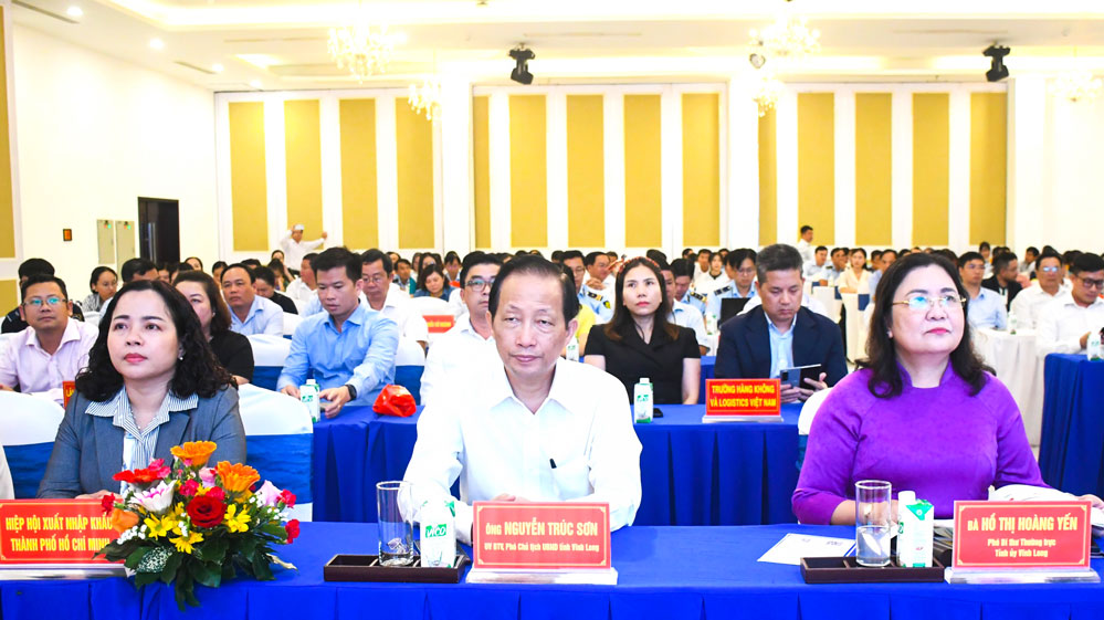 Lãnh đạo tỉnh Vĩnh Long và doanh nghiệp tham dự hội thảo.