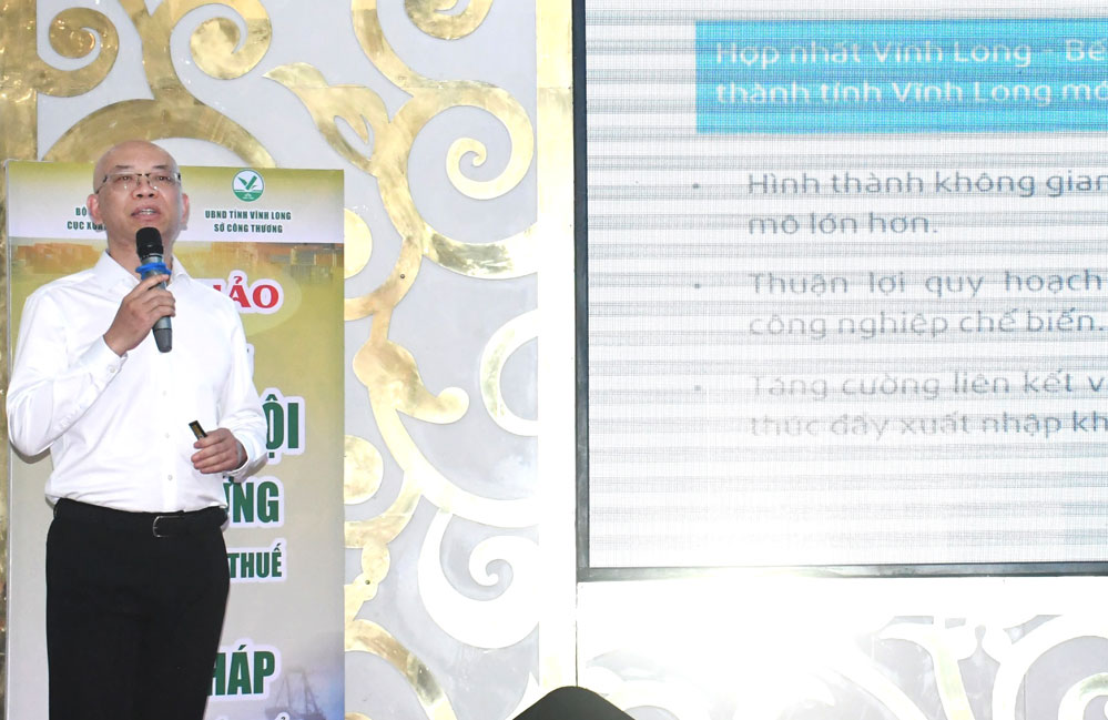 Ông Trần Thanh Hải - Phó Cục trưởng Cục Xuất nhập khẩu (Bộ Công Thương) trình bày giải pháp phát huy thế mạnh của tỉnh Vĩnh Long.