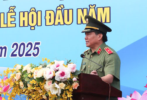 Thiếu tướng Nguyễn Thanh Hải- Ủy viên Ban Thường vụ Tỉnh ủy, Giám đốc Công an tỉnh phát lệnh ra quân cao điểm.