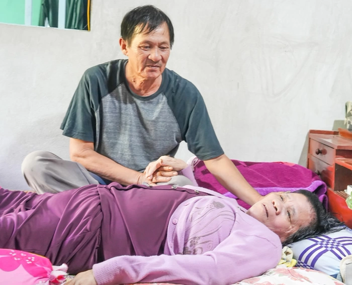 Xót xa cảnh chồng bán vé số nuôi vợ bệnh nặng