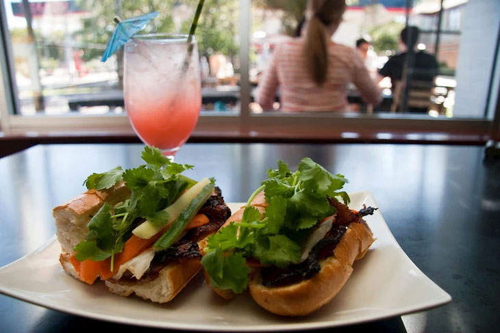 Bánh mì Việt Nam là món ăn đường phố quen thuộc với người Việt, không chỉ chinh phục khẩu vị trong nước mà còn khiến giới sành ăn quốc tế phải chú ý - Ảnh: TasteAtlas