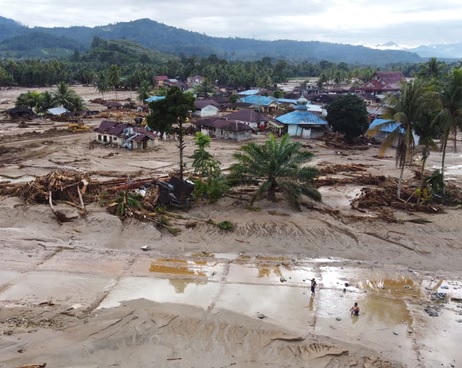 Một triệu người đã được sơ tán khỏi đảo Sumatra của Indonesia vì lũ lụt và sạt lở. Ảnh: AP

