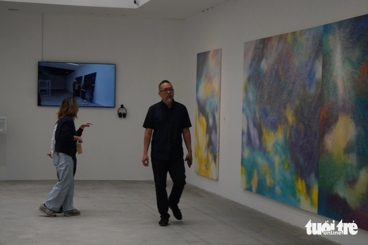 Tác phẩm tranh khổ lớn Khoảng trống của tưởng tượng của Trịnh Minh Tiến - Ảnh: T.ĐIỂU

