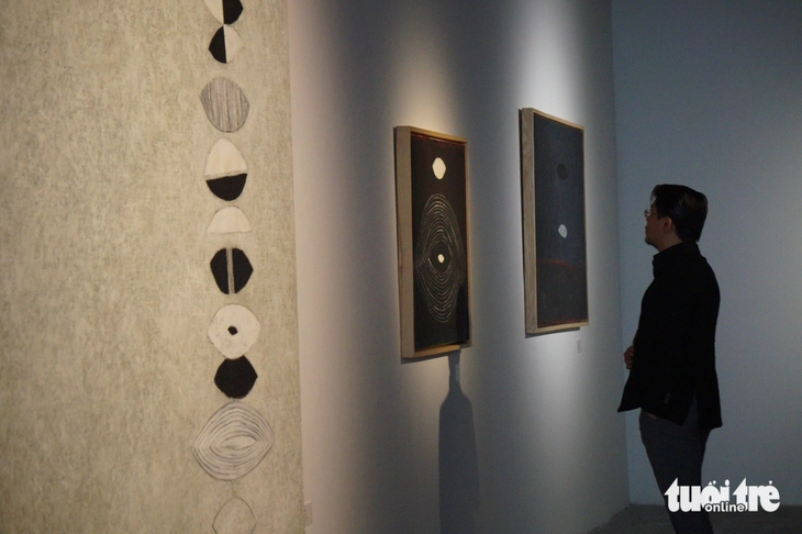 Loạt tranh vẽ hạt gạo của Lê Thiết Cương tại triển lãm - Ảnh: T.ĐIỂU

