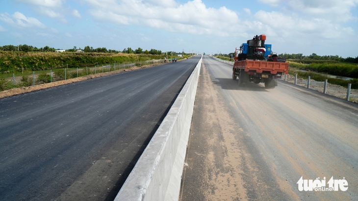 Nhiều đoạn đã gắn dải phân cách và làm các hàng rào, lan can cầu - Ảnh: THANH HUYỀN

