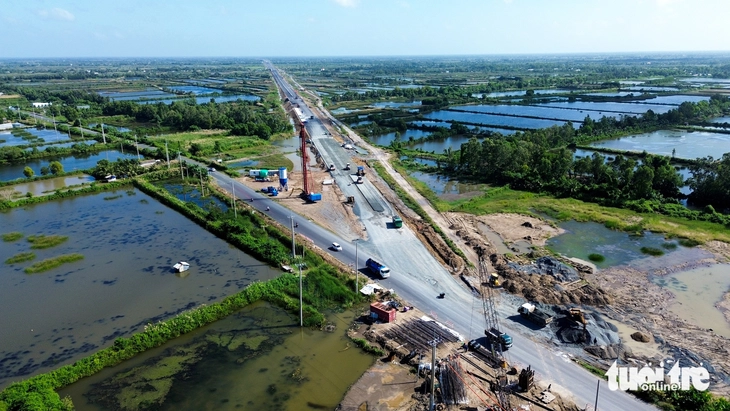 Nút giao IC12 (điểm giao cuối của tuyến chính cao tốc) trên địa bàn xã Hồ Thị Kỷ, tỉnh Cà Mau đang dần hoàn thiện - Ảnh: THANH HUYỀN

