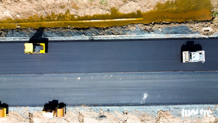 Một đoạn cao tốc đang được thảm nhựa, các máy móc hoạt động suốt ngày đêm - Ảnh: THANH HUYỀN

