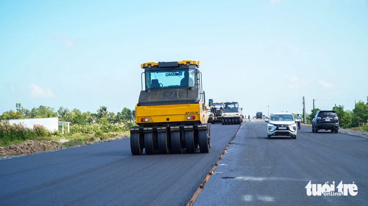 Tranh thủ lúc nắng ráo, các xe lu hoạt động hết công suất để đảm bảo tiến độ - Ảnh: THANH HUYỀN

