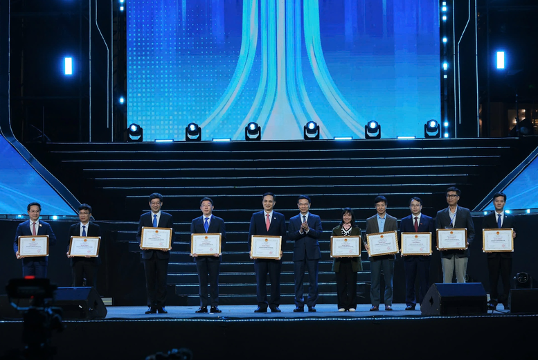 Bộ trưởng Bộ KH&CN Nguyễn Mạnh Hùng trao Bằng khen của Bộ trưởng Bộ KH&CN cho các địa phương - Ảnh: VGP/TG