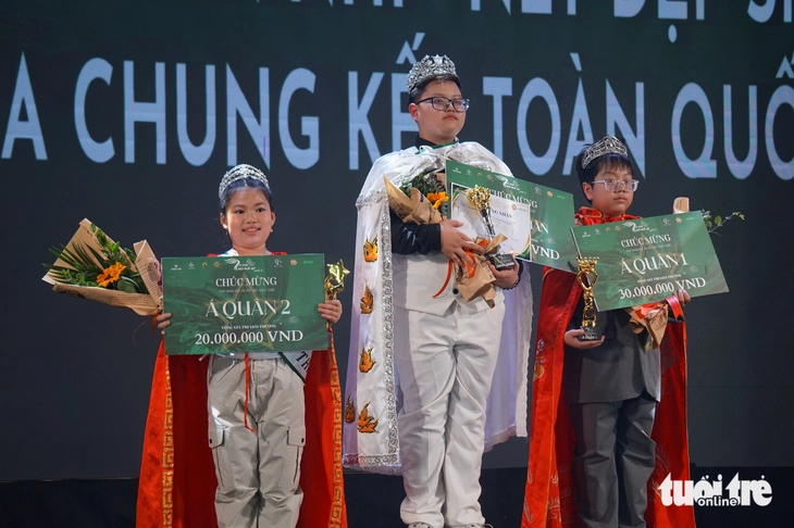 Quán quân Đoàn Ngọc Gia Bảo (giữa), á quân 1 Lê Thanh Phúc (phải) và á quân 2 Châu Thiên Hương (trái) - Ảnh: T.ĐIỂU

