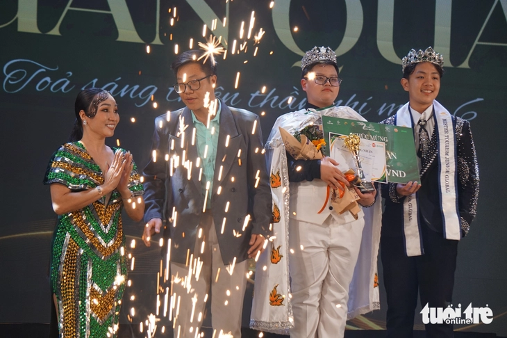 Nhà thiết kế Châu Loan (bìa trái) - Trưởng ban tổ chức cuộc thi Tỏa sáng thiên thần nhí mùa 6 năm 2025 - trao vương miện quán quân cho Đoàn Ngọc Gia Bảo (thứ hai từ phải qua) - Ảnh: T.ĐIỂU

