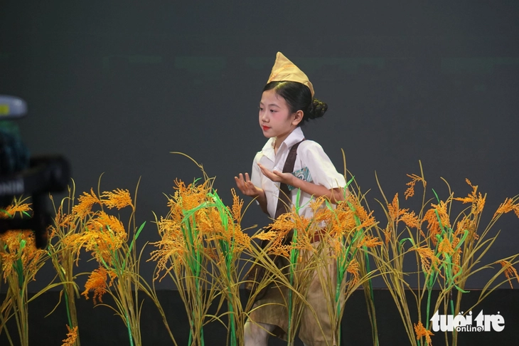 Vũ Hoàng Ánh Dương hóa thân thành Kim Đồng, giành giải Ngôi sao triển vọng nghệ thuật - Ảnh: T.ĐIỂU

