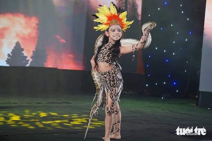 Hoàng Hải Yến gây ấn tượng khi biểu diễn cùng một con trăn lớn, giành giải thưởng phụ Ngôi sao tài năng - Ảnh: T.ĐIỂU

