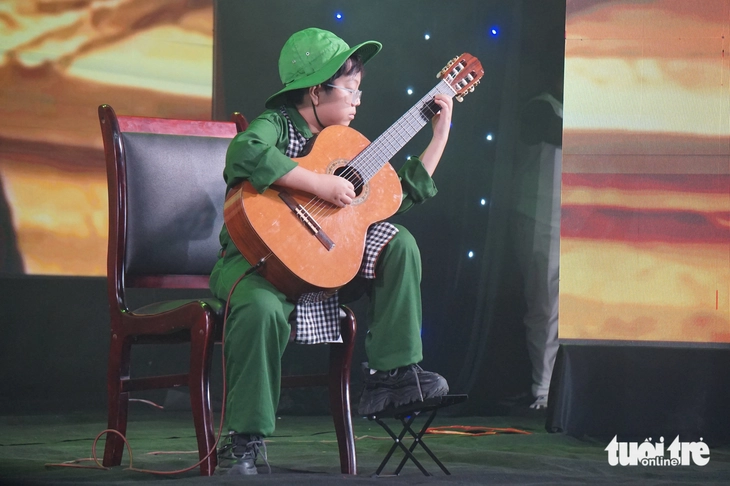 Lê Thanh Phúc biểu diễn ghi ta bài Biết ơn chị Võ Thị Sáu, giành á quân 1 - Ảnh: T.ĐIỂU

