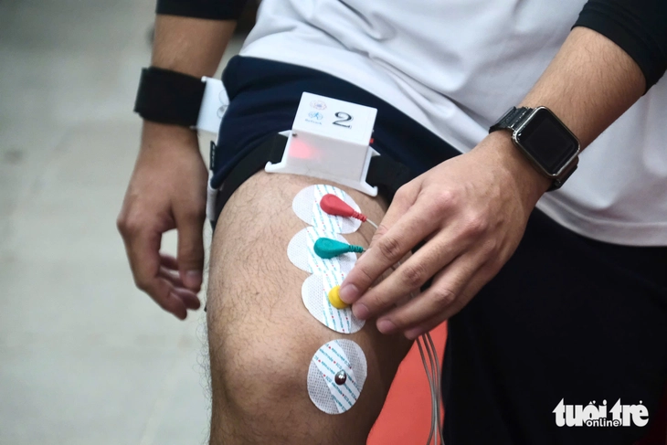 Các cảm biến, thiết bị được gắn lên người bệnh để theo dõi các chỉ số - Ảnh: NGUYÊN BẢO

