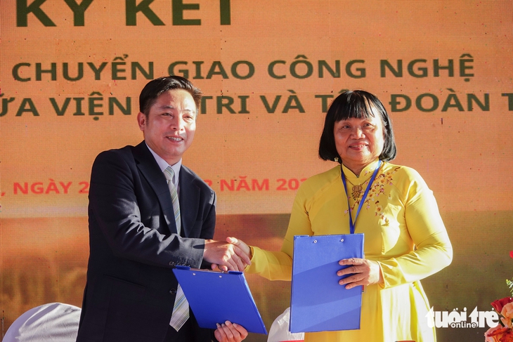 GS.TS Nguyễn Thị Lang - Viện trưởng Viện Nghiên cứu nông nghiệp công nghệ cao Đồng bằng sông Cửu Long - ký kết chuyển giao 4 giống lúa chất lượng cao giúp nông dân miền Tây làm ruộng nâng cao giá trị lợi nhuận - Ảnh: CHÍ CÔNG