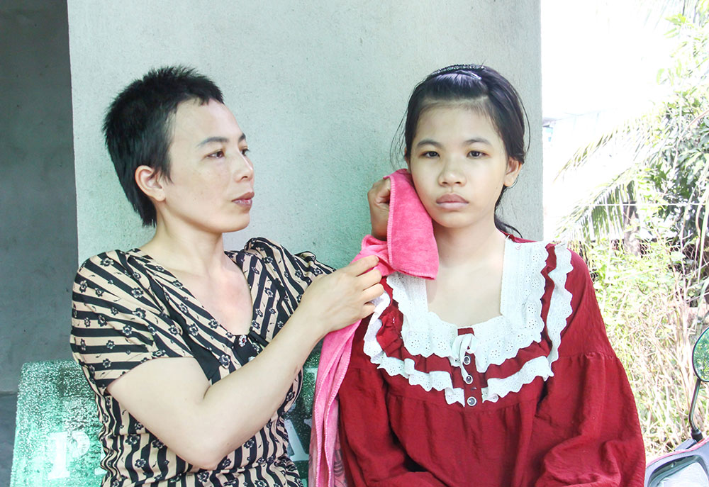 Chị Mai và Yến Nhi trong những ngày trở về nhà sau cơn nguy kịch.