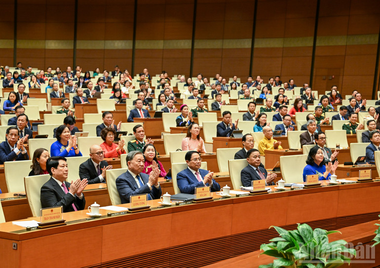 Các đồng chí lãnh đạo Đảng, Nhà nước và các đại biểu dự phiên bế mạc. (Ảnh: DUY LINH)