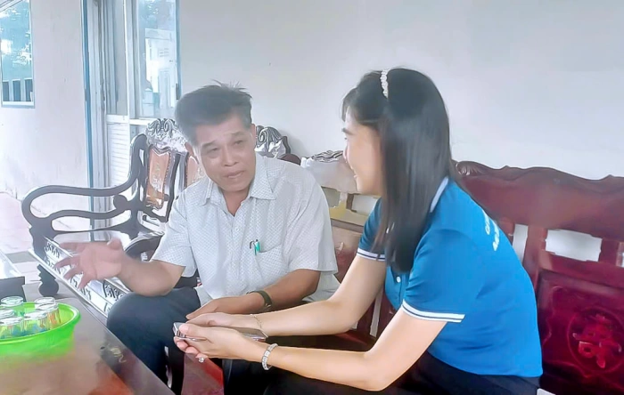 Nỗ lực vận động người dân các xã bãi ngang tham gia bảo hiểm y tế